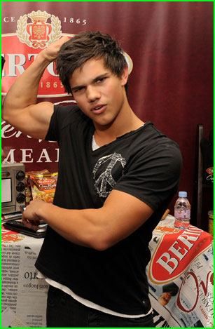 taylor-lautner-shirtless.jpg taylor-lautner-shirtless.jpg